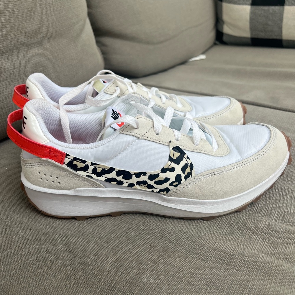 NIKE Women's Waffle Debut Retro Sneaker